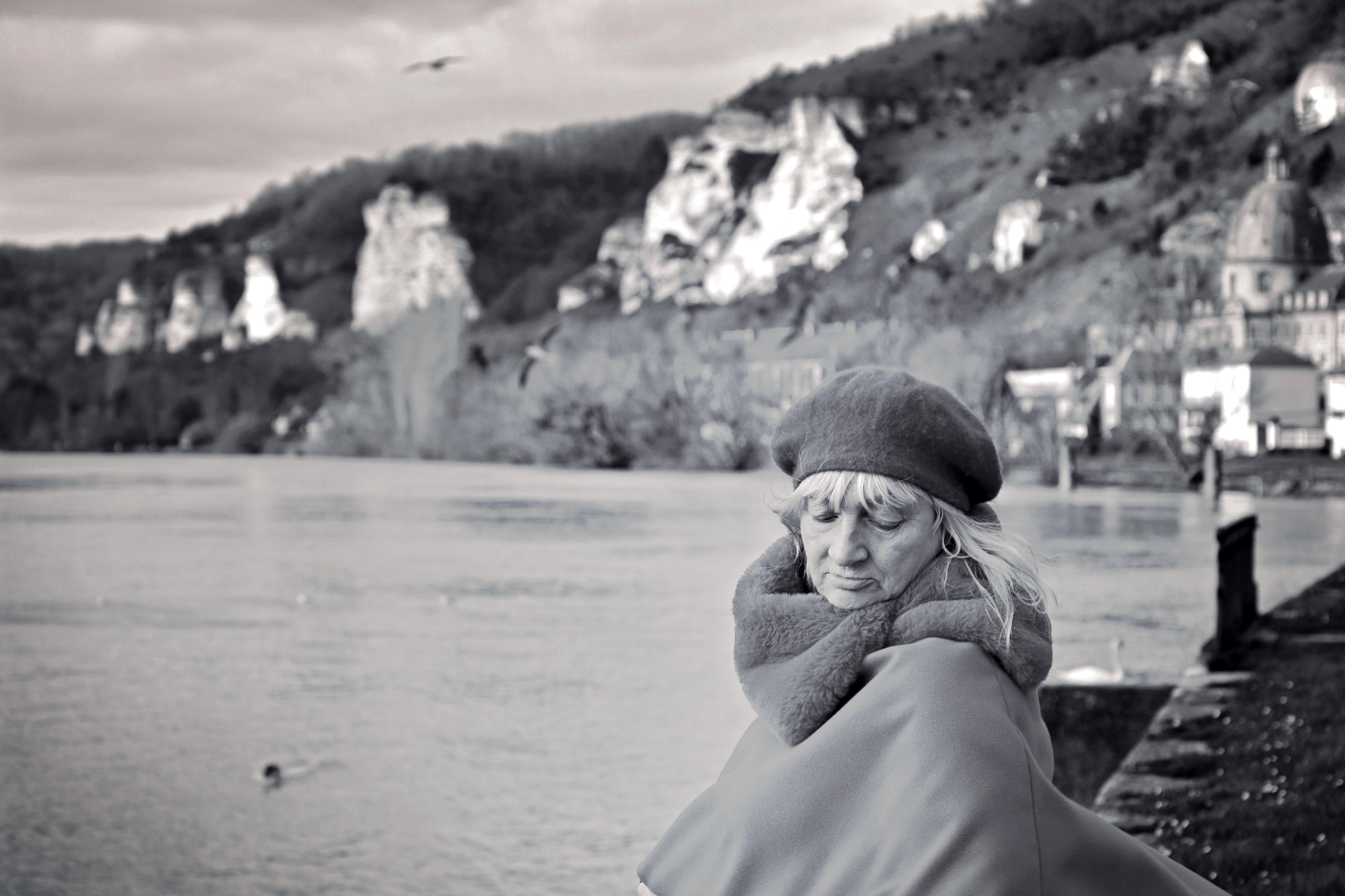 Portrait d'une maman en noir et blanc au bord de la Seine aux Andelys dans l'Eure en Normandie